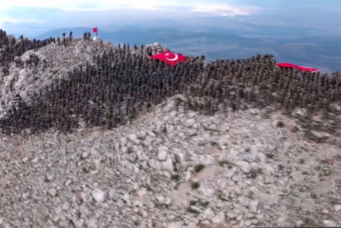 3 bin komando, şehitleri anmak için Davraz Dağı'na tırmandı