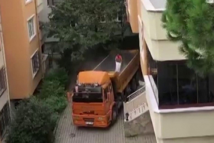 3'üncü kattan kamyona moloz attılar, vatandaşlar tepki gösterdi