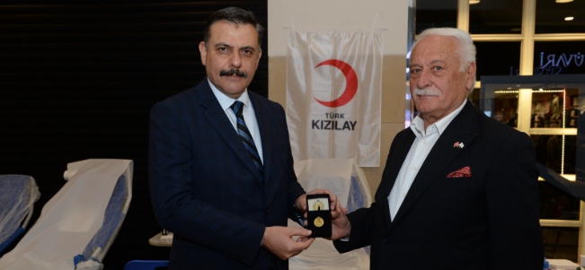 40'ıncı kez kan veren Erzurum Valisi Çiftçi'ye altın madalya >Tıkla İzle