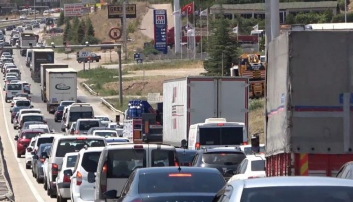 43 ilin geçiş güzergahında ‘son gün’ trafik yoğunluğu: Kilit kavşakta yine aynı manzara