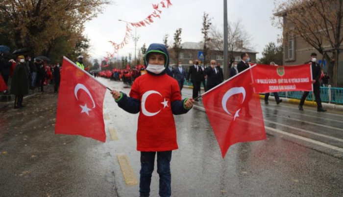 7’den 70’e yağmur altında Cumhuriyet Bayramını kutladılar