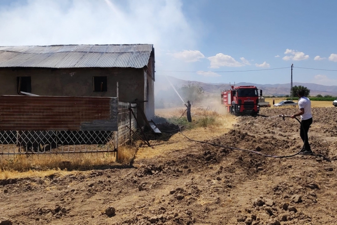 Ahır yangını: 18 büyükbaş kurtarıldı, 30 ton saman yandı