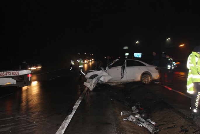 Akaryakıt istasyonundan yola çıkan otomobile tır çarptı: 5 ölü