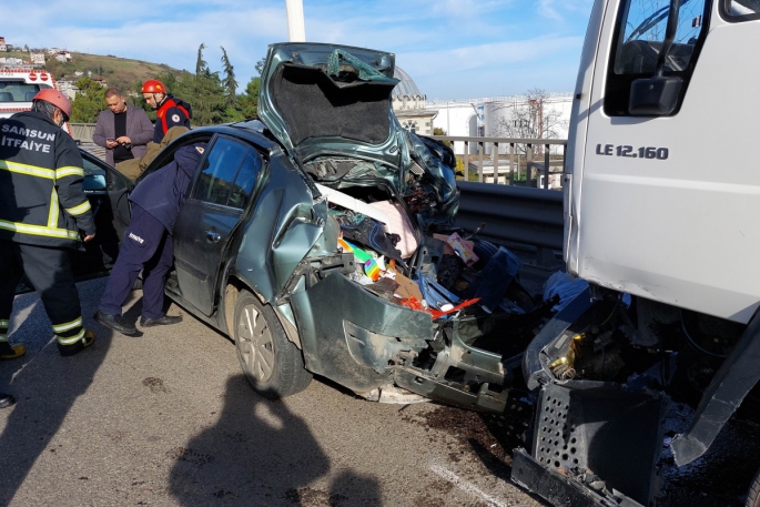 Akaryakıtı biten otomobile akaryakıt tankeri çarptı: 1 ölü, 3 yaralı