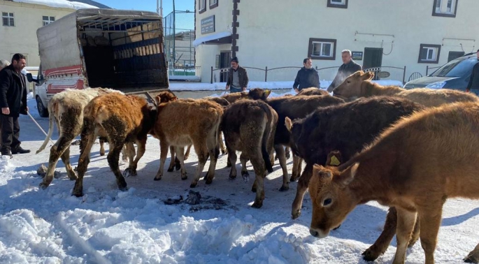 AKDAĞ’LI KÖYLÜLERDEN ÖRNEK YARDIM