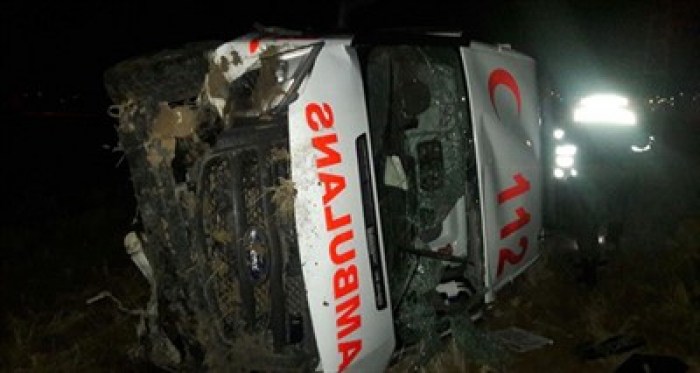 Ambulans şarampole devrildi: 3 yaralı