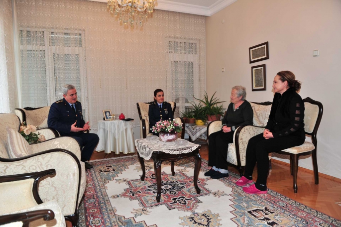 Ankara’da Yaşayan Hatice Teyzemiz, Mehmetçiklerimize Bere ve Boyunluk Hediye Etti