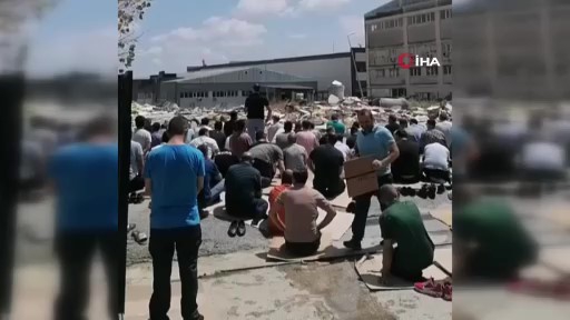 Arsa sahibi 12 yıllık mescidi yıktı, vatandaşlar enkazın önünde namaz kıldı