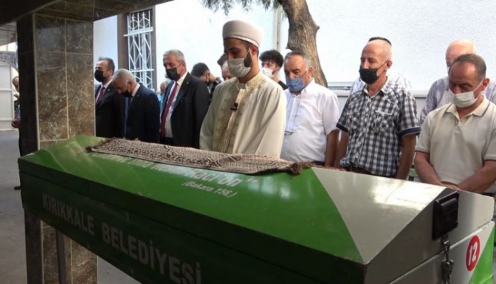 Aşı yaptırmayan öğretmen virüse yenik düştü
