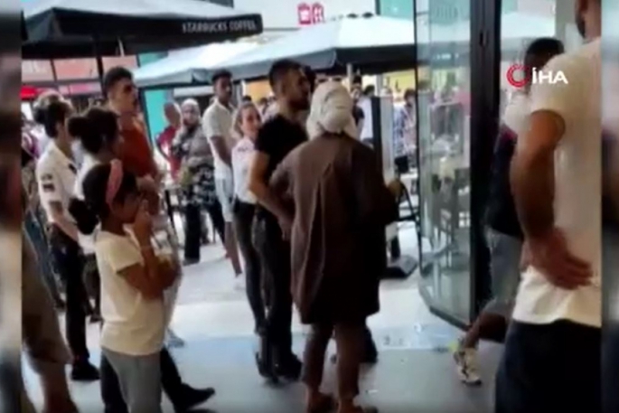 AVM'deki ünlü kahvecide tekme tokat kavga