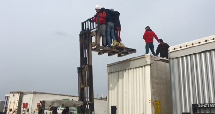 Avrupa’ya kaçmak için dorsede sabahlayan göçmenler forkliftle böyle çıkarıldı