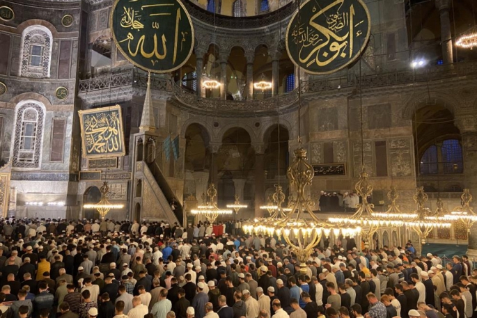 Ayasofya Camii'nde gençler fethin yıldönümünde sabah namazında buluştu