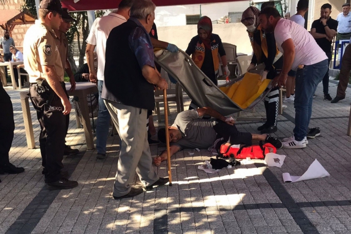 Babasıyla parkta çay içerken husumetlisi tarafından vuruldu