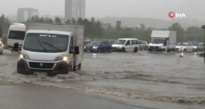 Başkentte sağanak yağış! Yollar göle döndü