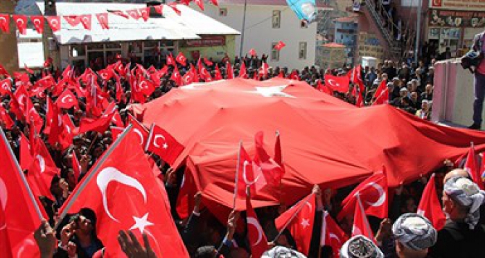 Bayrağını alan oraya koştu!