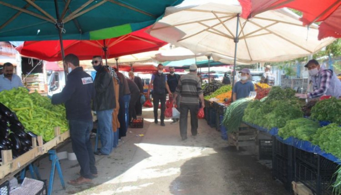Bayram alışverişini yapmak isteyen vatandaşlar pazarlara akın etti