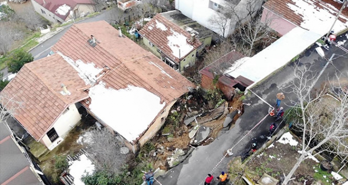 Beykoz’da yol evin üzerine çöktü