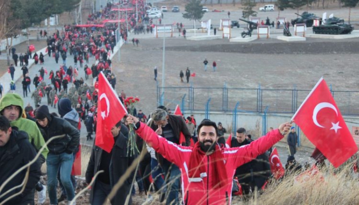 Binlerce Erzurumlu 141 yıl önceki gibi Tabyalara yürüdü 