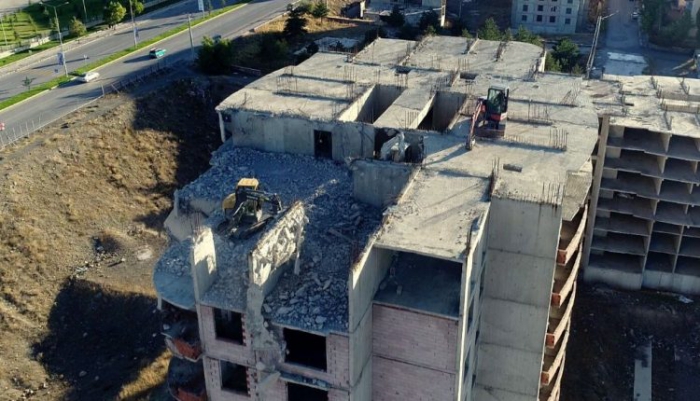 Binlerce kişiyi mağdur eden “intihar binaları” yıkılıyor