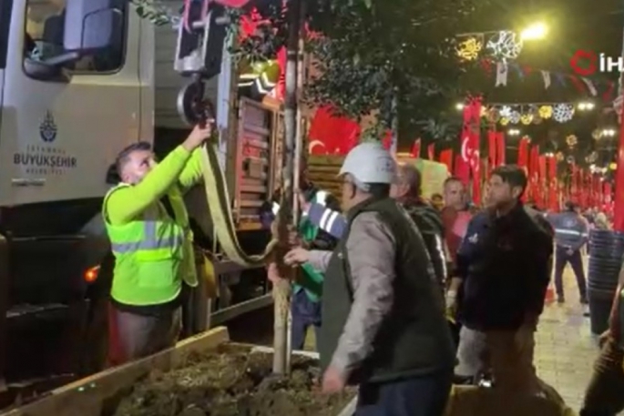 Bombalı saldırı sonrası beton saksılar İstiklal Caddesi'nden kaldırılıyor