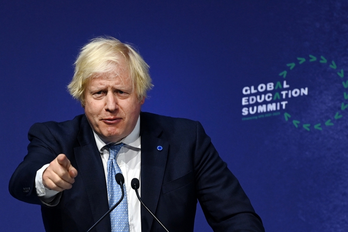 Boris Johnson görevinden istifa etti!