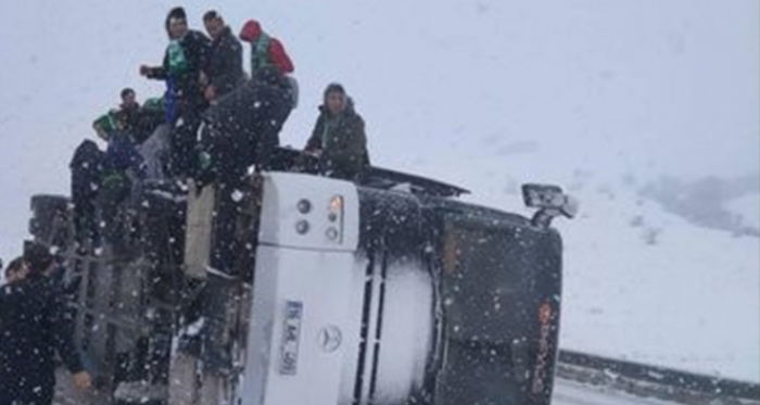 Bursaspor taraftarını taşıyan otobüs devrildi: 2 yaralı kaza anını böyle kaydettiler