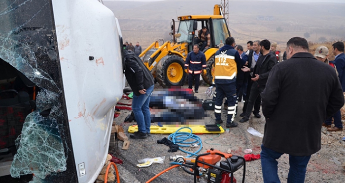 Cenaze taşıyan midibüs devrildi: 7 ölü, 15 yaralı