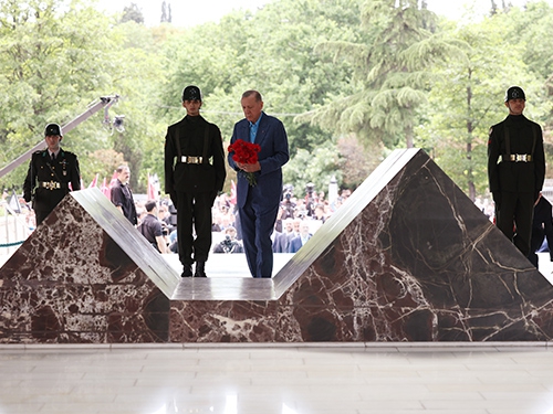 Cumhurbaşkanı Erdoğan, Adnan Menderes’in anıt mezarını ziyaret etti
