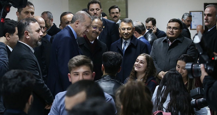 Cumhurbaşkanı Erdoğan millet kıraathanesinde gençlerle bir araya geldi