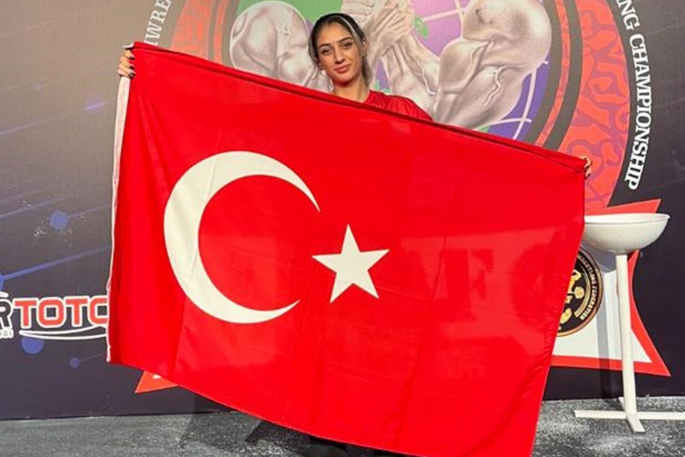 Derya Ceren Çağlayan: 'Bayrağımızı şereflendirmek için öne aldım'