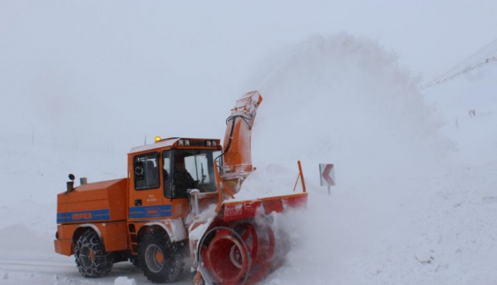 Doğu’da kar ve tipi yolları ulaşıma kapattı