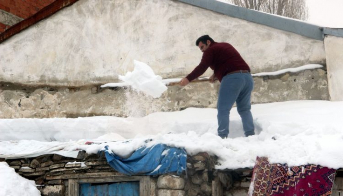 Doğuda Bacalar Karlar Erimden Küreniyor