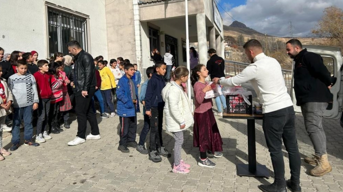 DONAS, Öğretmenler Günü'ne özel okullarda döner ve ayran dağıttı