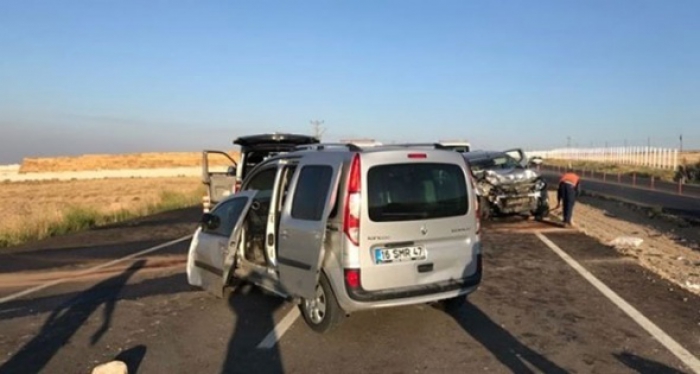 Düşen plakayı takmak için duran araca iki otomobil çarptı: 3 ölü