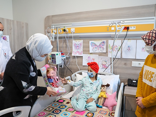 Emine Erdoğan, Çocuk Hastanesi Çocuk Hematolojisi ve Onkolojisi Servisi’nde tedavi gören çocukları ziyaret etti