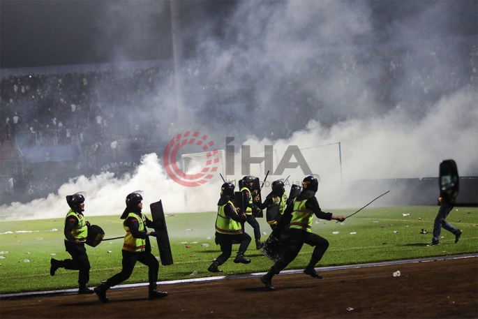 Endonezya'da futbol maçında izdiham: 174 ölü, 180 yaralı