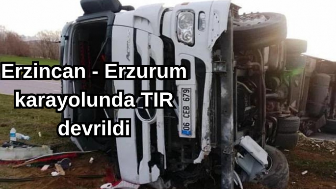 Erzincan - Erzurum karayolunda TIR devrildi
