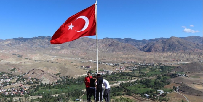 Erzurum'da 1500 rakımlı dağa tırmanıp, yıpranan Türk bayrağını değiştirdiler