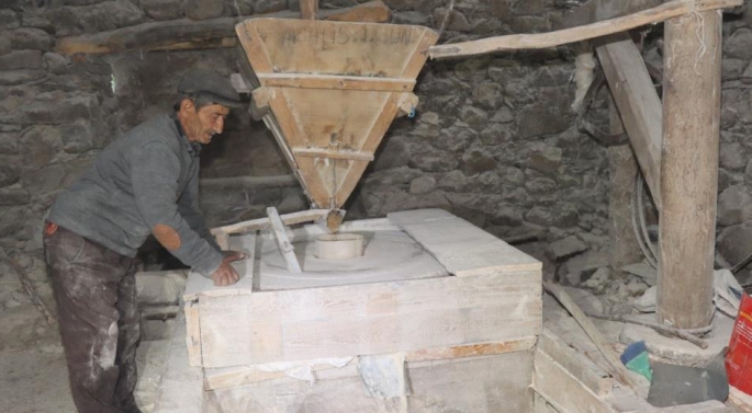 Erzurum'da 300 yıllık su değirmeni un öğütmeye devam ediyor