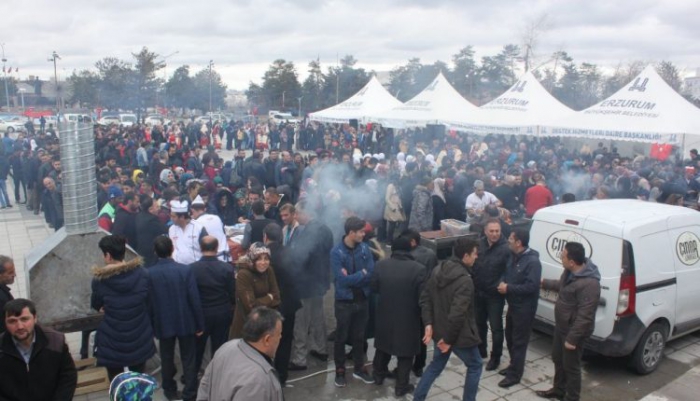 Erzurum’da 500 kilogram cağ kebabı dağıtıldı