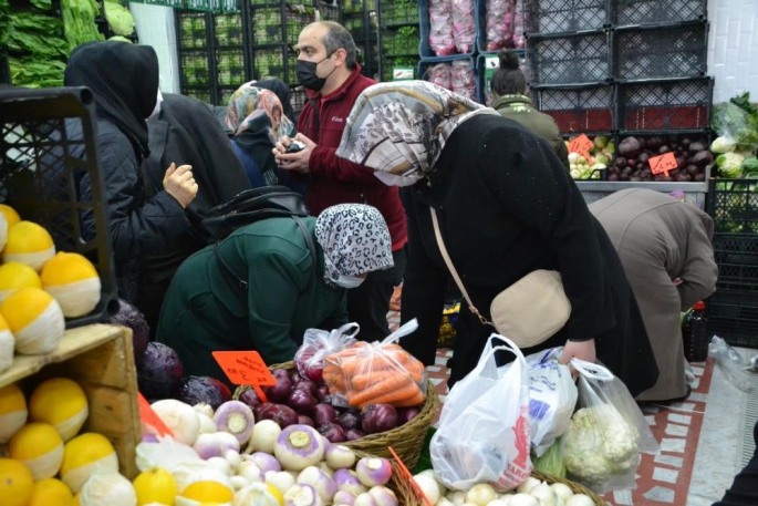 Erzurum'da açılışa özel yapılan indirim izdihama neden oldu