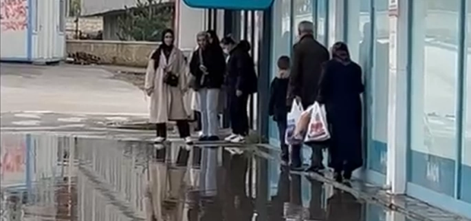 Erzurum’da Alışveriş Merkezlerinin Önü Adeta Göle Döndü: Vatandaşlar ve Esnaf Çözüm Bekliyor