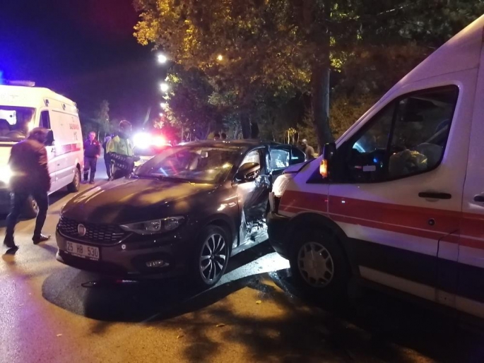 Erzurum'da ambulans U dönüşü yapan araca çarptı, kaza sonucu 2 kişi yaralandı