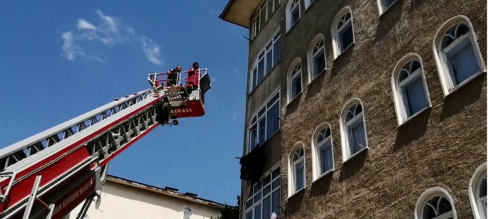 Erzurum'da Anne anahtarı evde unuttu, 1 yaşındaki bebek evde mahsur kaldı