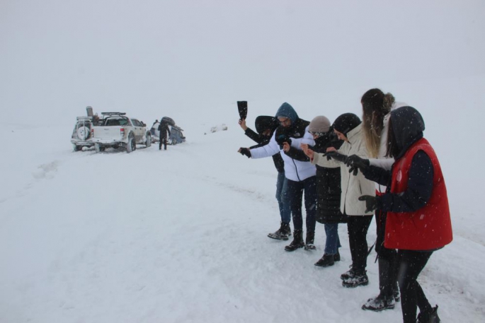 Erzurum'da araçlar kara saplandı, onlar halay çekti