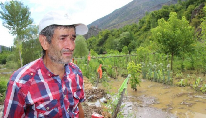 Erzurum’da Arazisi sel suları altında kalınca gözyaşlarını tutamadı