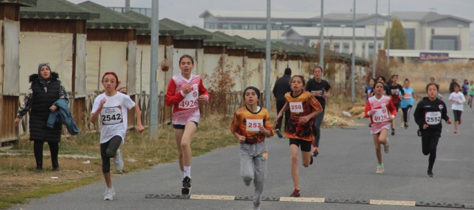 Erzurum’da atletizm kros yarışları düzenlendi