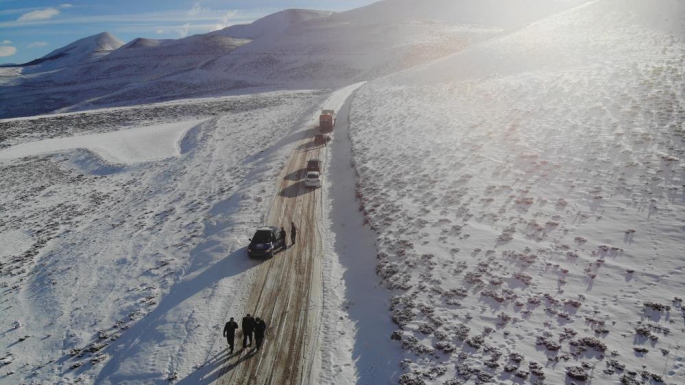 Erzurum'da buz tutan yollar sürücülere çile oldu
