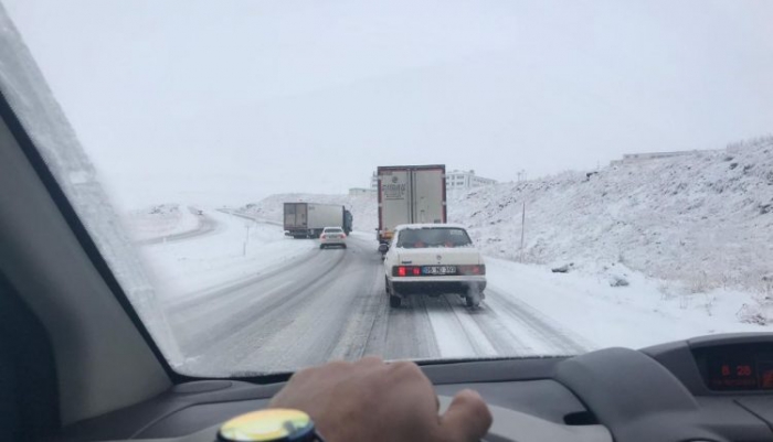 Erzurum’da buzda kayan tır yolu ulaşıma kapattı
