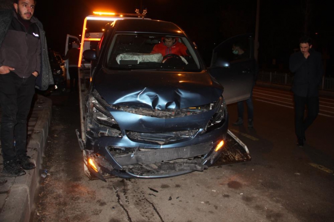 Erzurum'da buzlanan yolda zincirleme trafik kazası, 4 araca çarparak durabildi